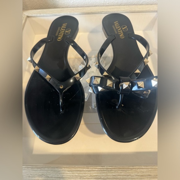 Authentic Valentino Rockstud Thong Sandals. Missing One Bow. Size 38 black. NWOT - Picture 3 of 7